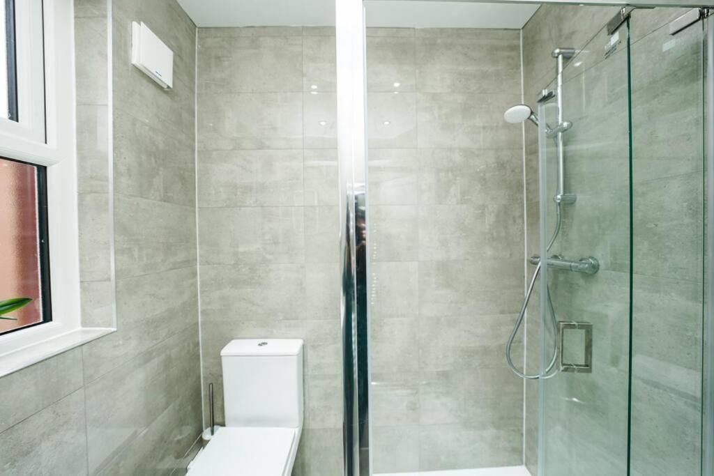 Newly Renovated Modern 4 Bed 3 Bath Apartment London Exterior photo
