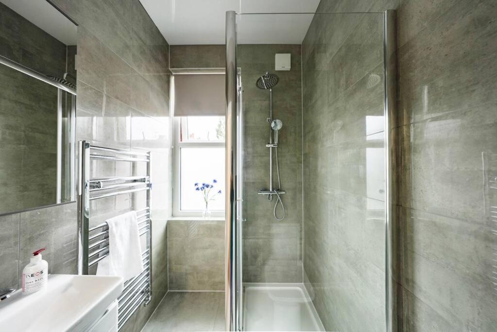 Newly Renovated Modern 4 Bed 3 Bath Apartment London Exterior photo