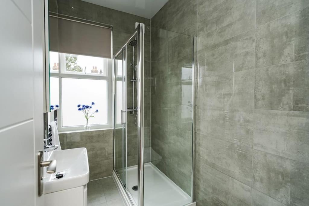 Newly Renovated Modern 4 Bed 3 Bath Apartment London Exterior photo